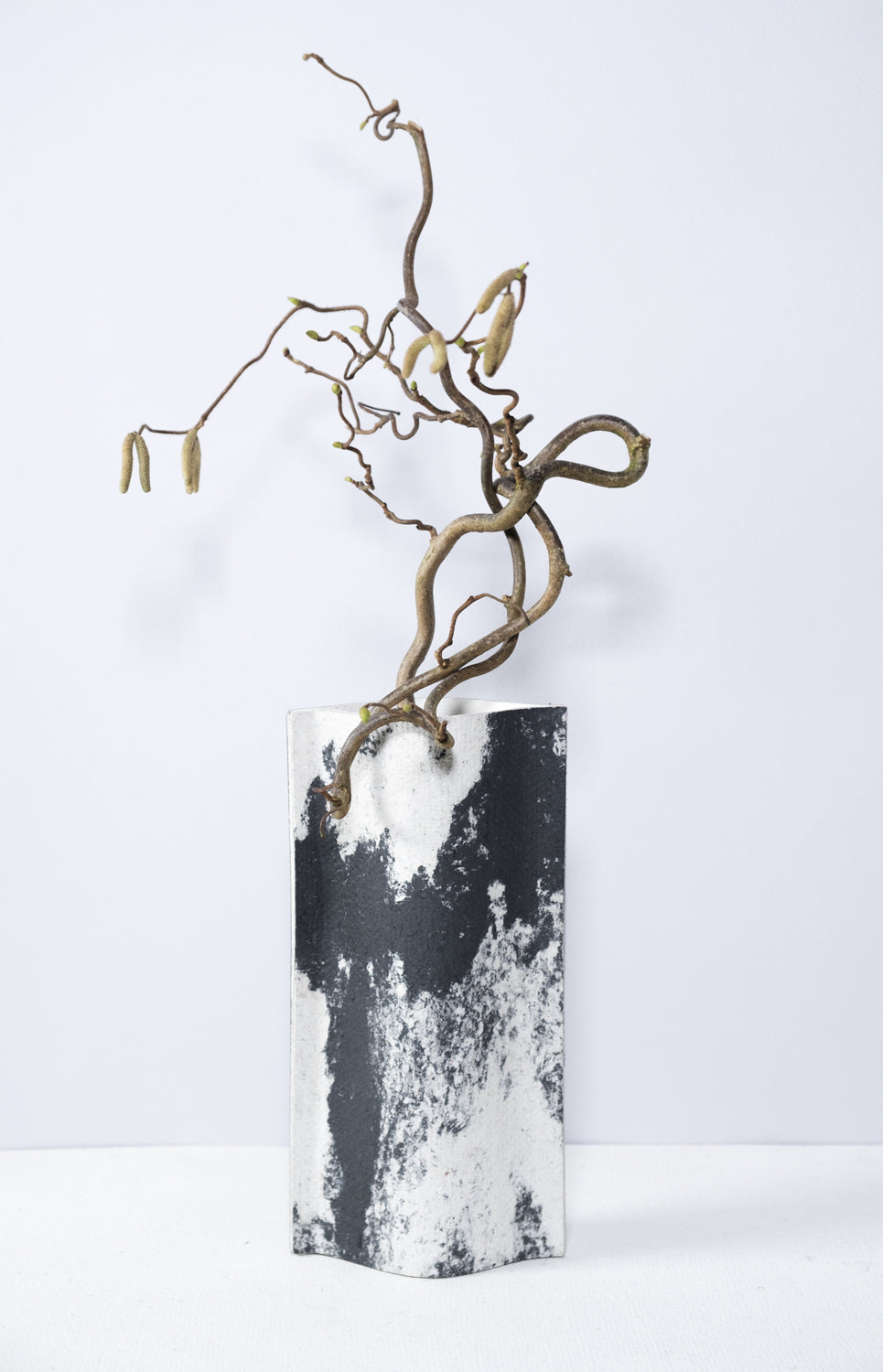 Vase de créateurs artisanal et écologique avec des marbrures noires et blanches. Objet d'artiste et accessoires de décoration pour décoration d'intérieur originale.  