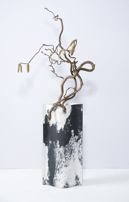 Vase de créateurs artisanal et écologique avec des marbrures noires et blanches. Objet d'artiste et accessoires de décoration pour décoration d'intérieur originale.  