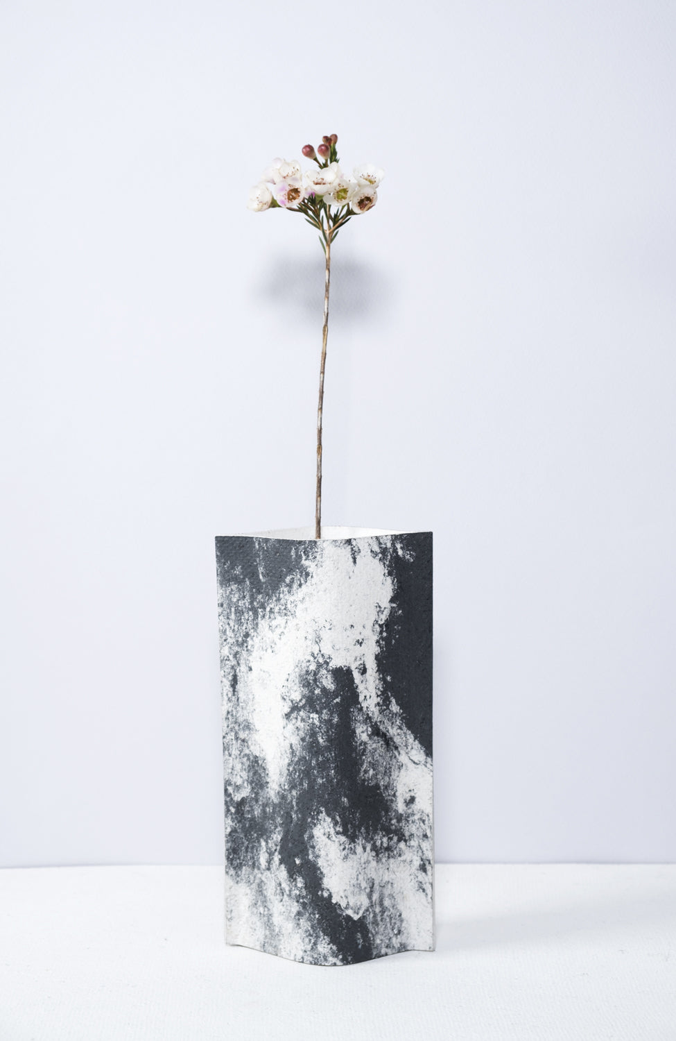Vase de créateurs artisanal et écologique avec des marbrures noir et blanches. Objet d'artiste et accessoires de décoration pour décoration d'intérieur originale.  