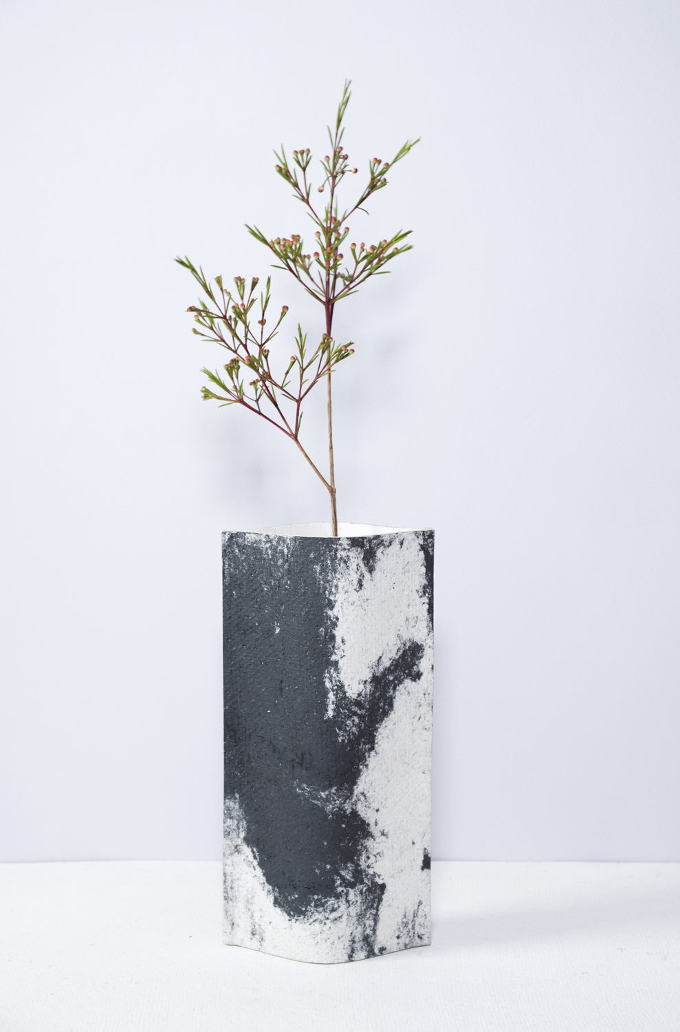 Vase de créateurs artisanal et écologique avec des marbrures noires et blanches. Objet d'artiste pour décoration d'intérieur originale.  