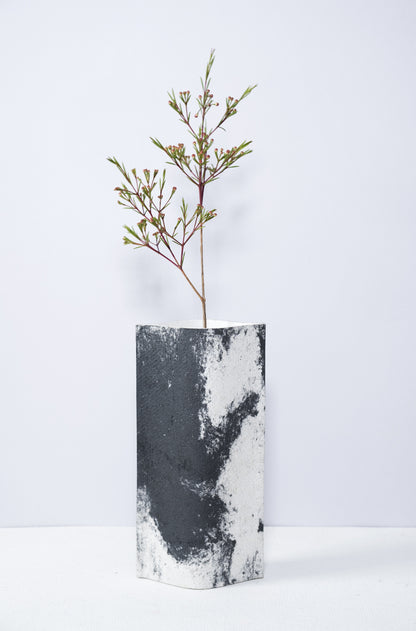 Vase de créateurs artisanal et écologique avec des marbrures noires et blanches. Objet d'artiste pour décoration d'intérieur originale.  