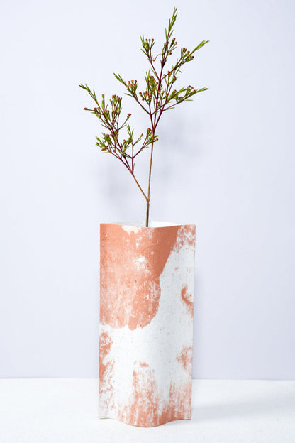 Vase de créateurs artisanal et écologique avec des marbrures terracotta et blanches. Objet d'artiste pour décoration d'intérieur originale.  