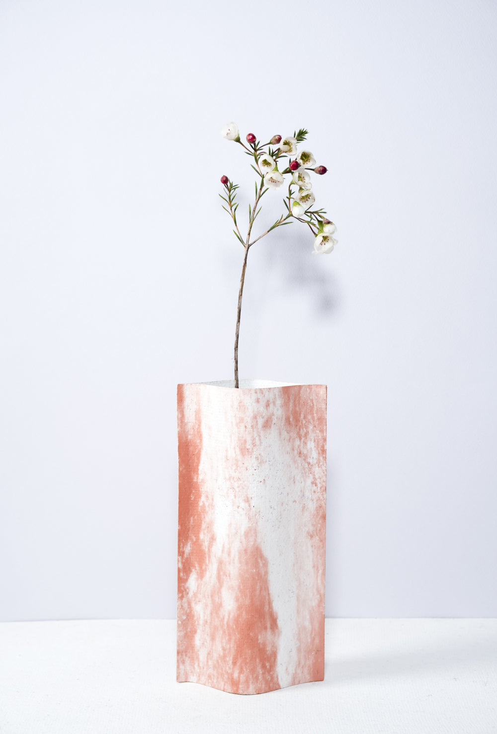 Vase de créateurs artisanal et écologique avec des marbrures terracotta et blanches. Objet d'artiste et accessoires de décoration pour décoration d'intérieur originale.  