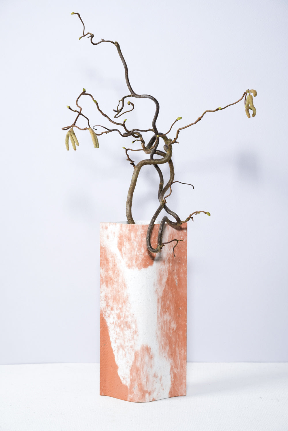 Vase de créateurs artisanal et écologique avec des marbrures noires et blanches. Objet d'artiste pour décoration d'intérieur originale.  