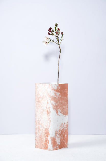Vase de créateurs artisanal et écologique avec des marbrures terracotta et blanches. Objet d'artiste et accessoires de décoration pour décoration d'intérieur originale.  