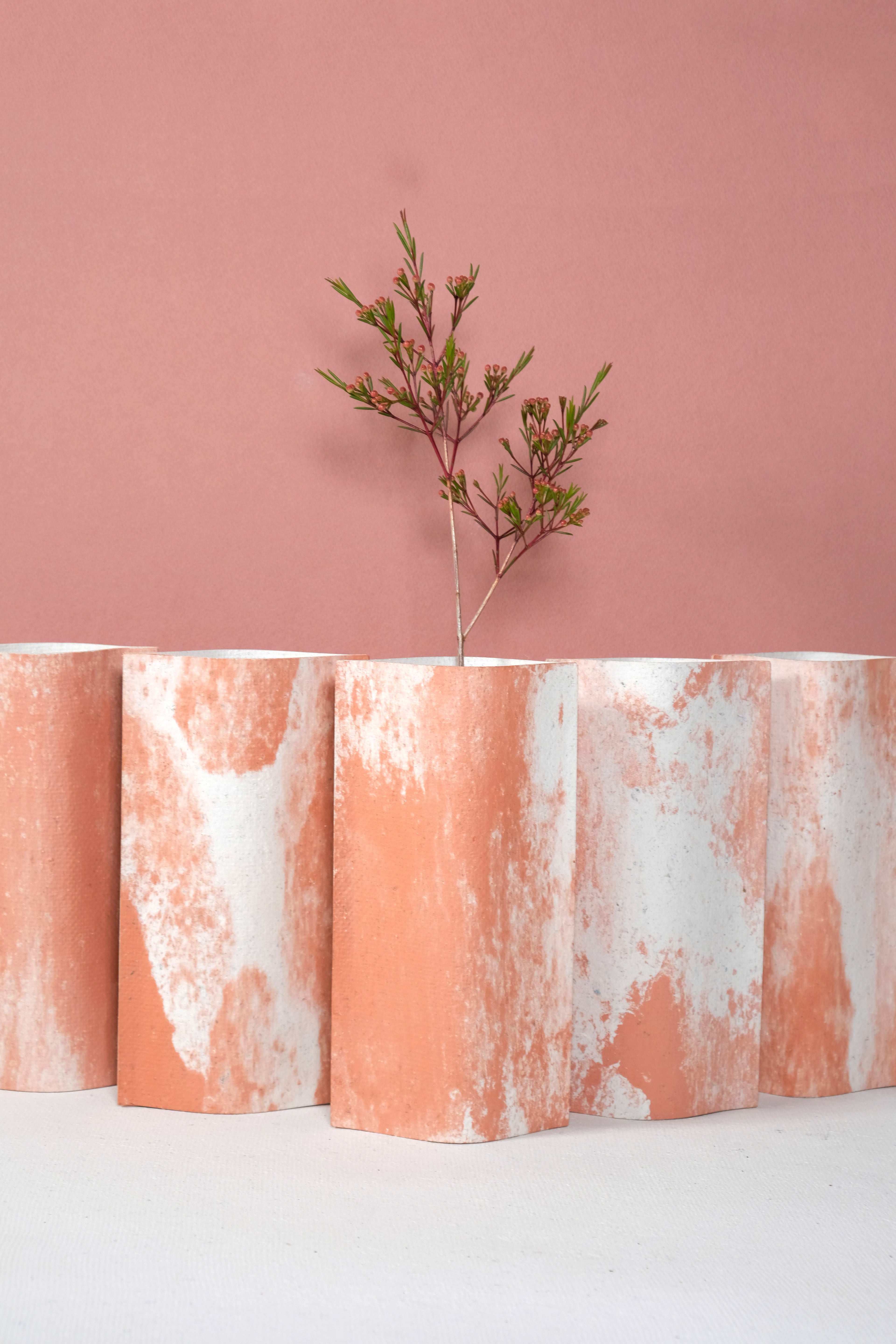 Vase de créateurs artisanal et écologique avec des marbrures terracotta et blanches. Objet d'artiste et accessoires de décoration pour décoration d'intérieur originale.  