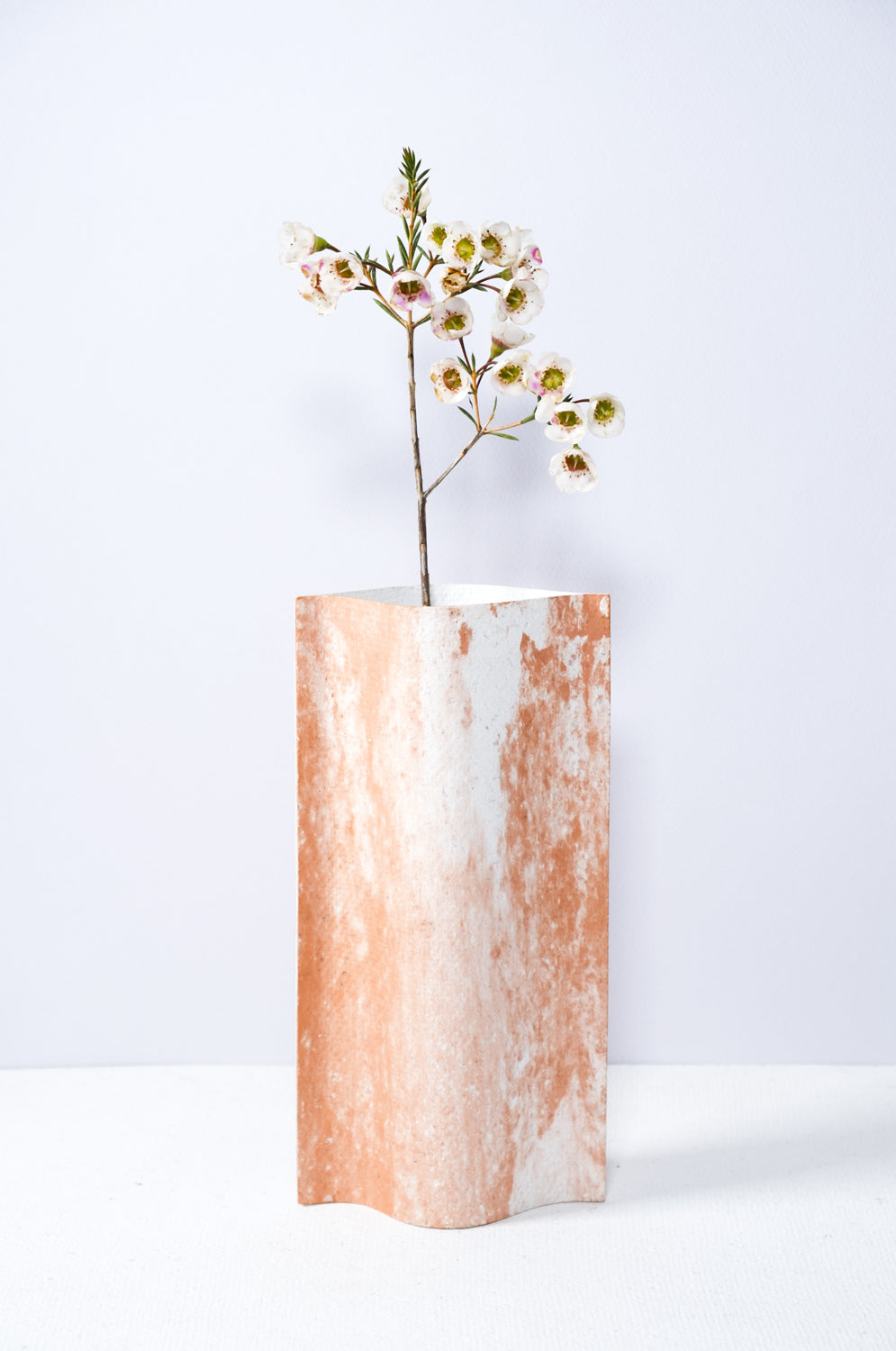 Vase de créateurs artisanal et écologique avec des marbrures terracotta et blanches. Objet d'artiste pour décoration d'intérieur originale.  