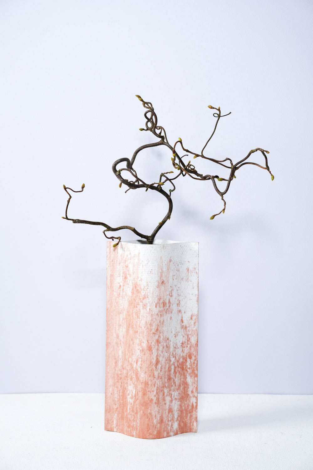 Vase de créateurs artisanal et écologique avec des marbrures terracotta et blanches. Objet d'artiste pour décoration d'intérieur originale.  