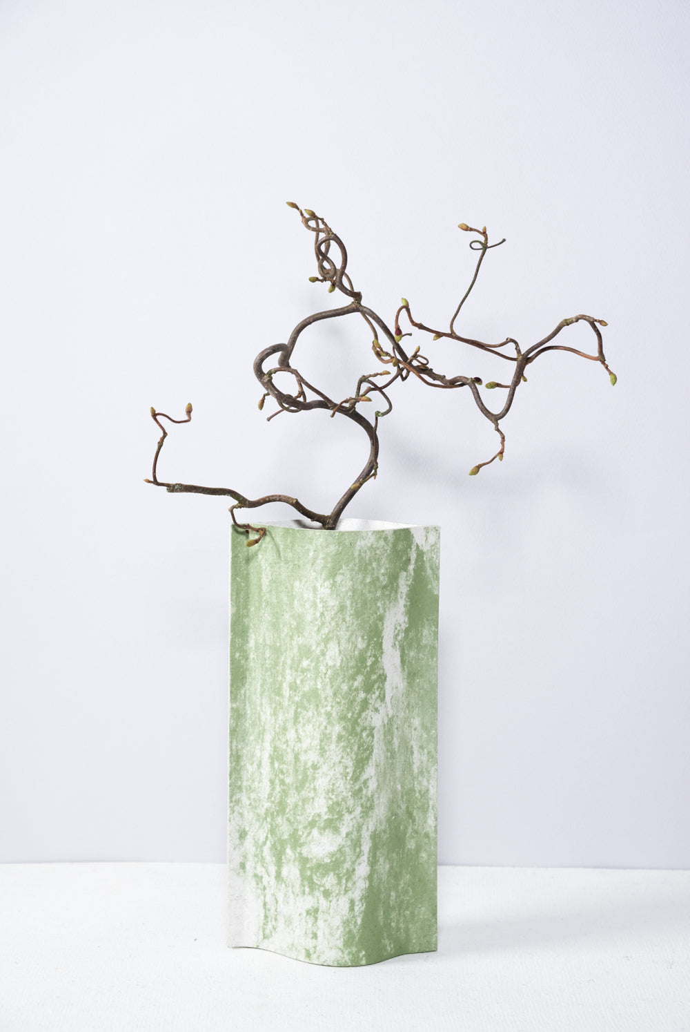 Vase de créateurs artisanal et écologique avec des marbrures vertes et blanches. Objet d'artiste pour décoration d'intérieur originale.  