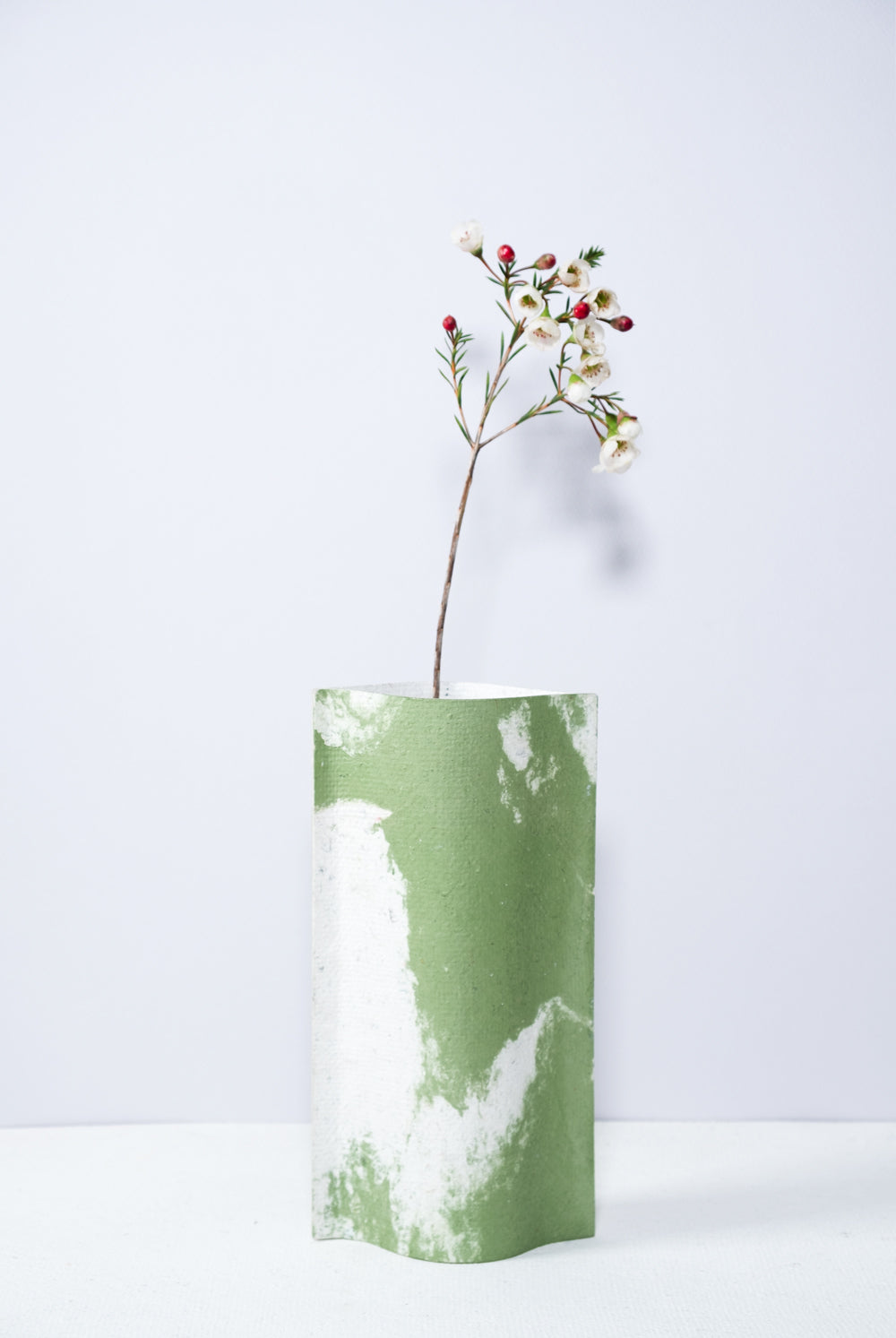 Vase de créateurs artisanal et écologique avec des marbrures vertes et blanches. Objet d'artiste et accessoires de décoration pour décoration d'intérieur originale.  