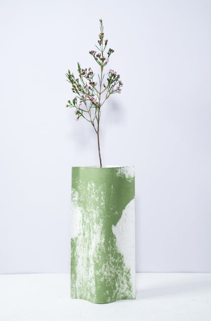 Vase de créateurs artisanal et écologique avec des marbrures vertes et blanches. Objet d'artiste pour décoration d'intérieur originale.  