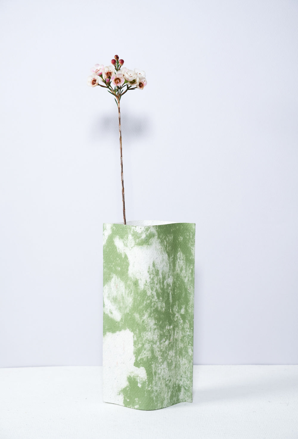 Vase de créateurs artisanal et écologique avec des marbrures vertes et blanches. Objet d'artiste pour décoration d'intérieur originale.  