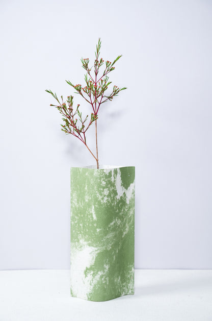 Vase de créateurs artisanal et écologique avec des marbrures vertes et blanches. Objet d'artiste pour décoration d'intérieur originale.  