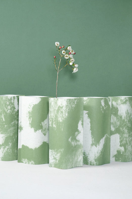 Vase de créateurs artisanal et écologique avec des marbrures vertes et blanches. Objet d'artiste et accessoires de décoration pour décoration d'intérieur originale.  
