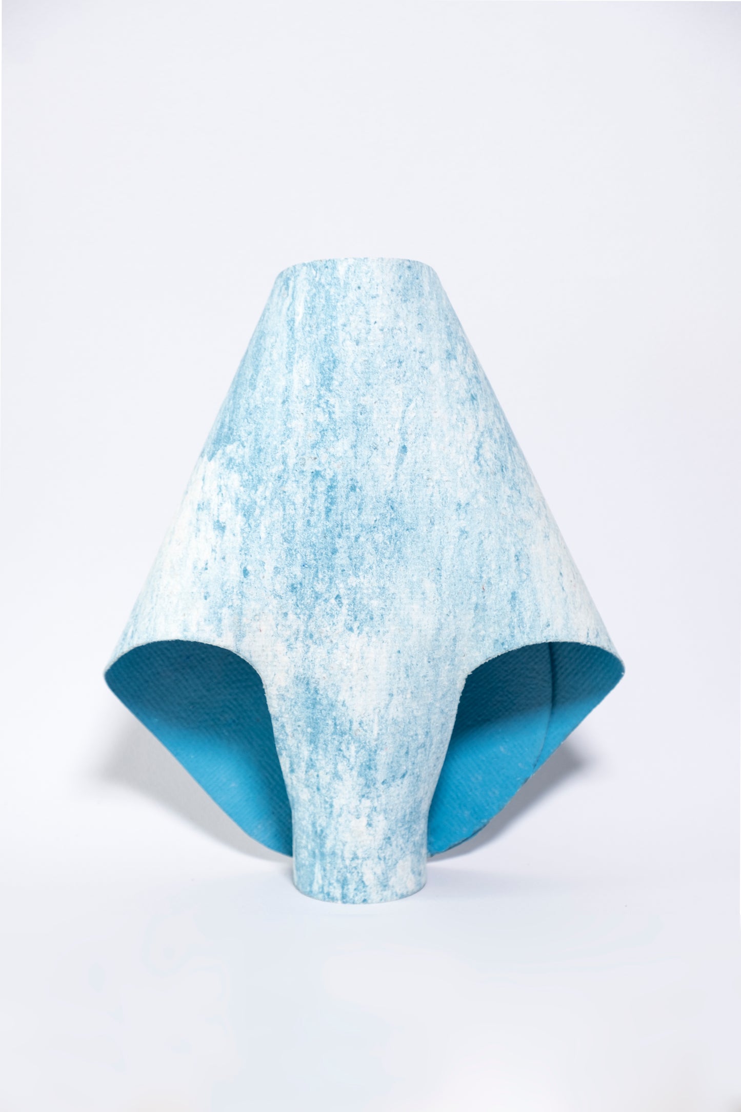 Vase de créateurs artisanal et écologique avec des marbrures bleues et blanches. Objet d'artiste inspiré du kimono japonnais pour décoration d'intérieur originale.  