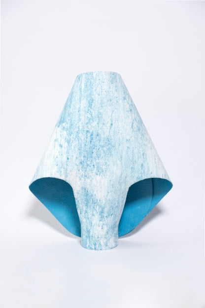Vase de créateurs artisanal et écologique avec des marbrures bleues et blanches. Objet d'artiste inspiré du kimono japonnais pour décoration d'intérieur originale.  