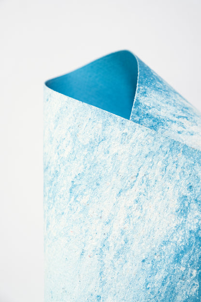 Vase de créateurs artisanal et écologique avec des marbrures bleues et blanches. Objet d'artiste inspiré du kimono japonnais pour décoration d'intérieur originale.  